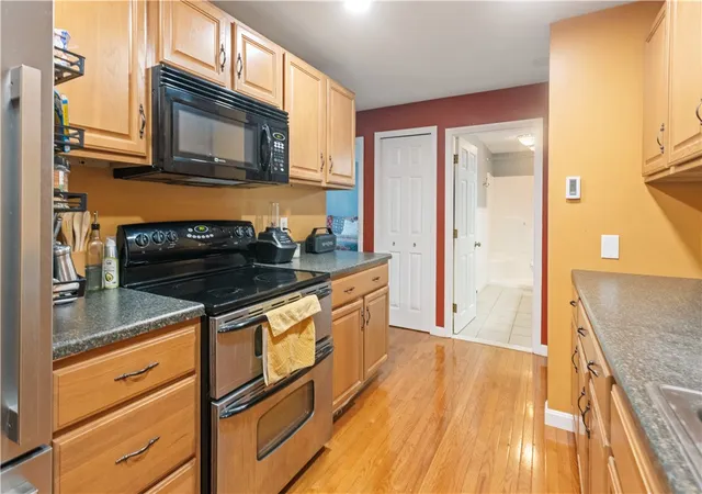 Homes for sale in Lincoln, RI | 117 John St #11, Lincoln, RI 02865 | MLS# 1414166