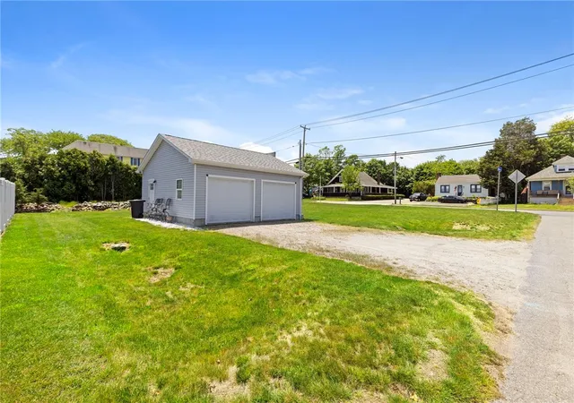 Homes for sale in Portsmouth, RI | 3055 East Main Rd, Portsmouth, RI 02871 | MLS# 1414541