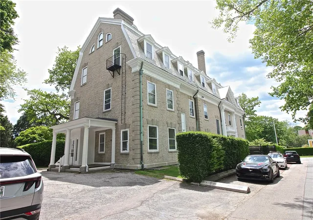 Homes for sale in Newport, RI | 1 Oakwood Ter #7, Newport, RI 02840 | MLS# 1414822
