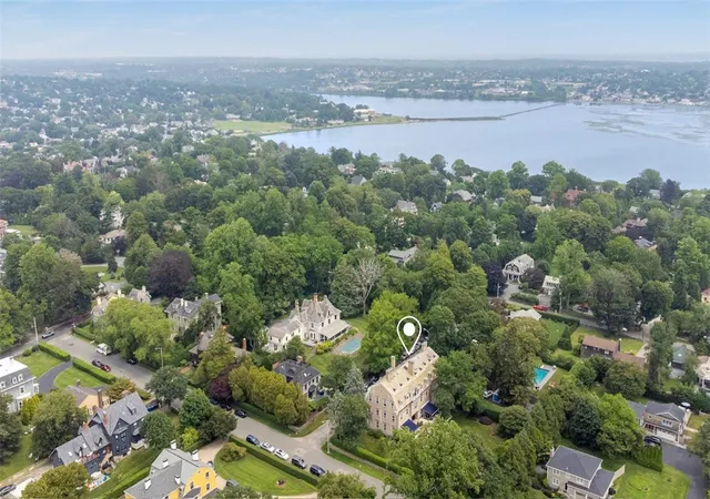 Homes for sale in Newport, RI | 1 Oakwood Ter #7, Newport, RI 02840 | MLS# 1414822