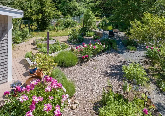 Homes for sale in Tiverton, RI | 517 Lake Rd, Tiverton, RI 02878 | MLS# 1415096