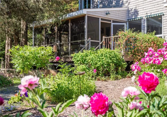 Homes for sale in Tiverton, RI | 517 Lake Rd, Tiverton, RI 02878 | MLS# 1415096