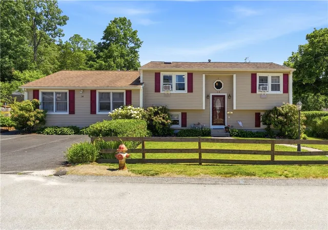 Homes for sale in West Warwick, RI | 14 Oak St, West Warwick, RI 02893 | MLS# 1415414