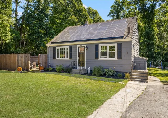 Homes for sale in Tiverton, RI | 400 Crandall Rd, Tiverton, RI 02878 | MLS# 1415231