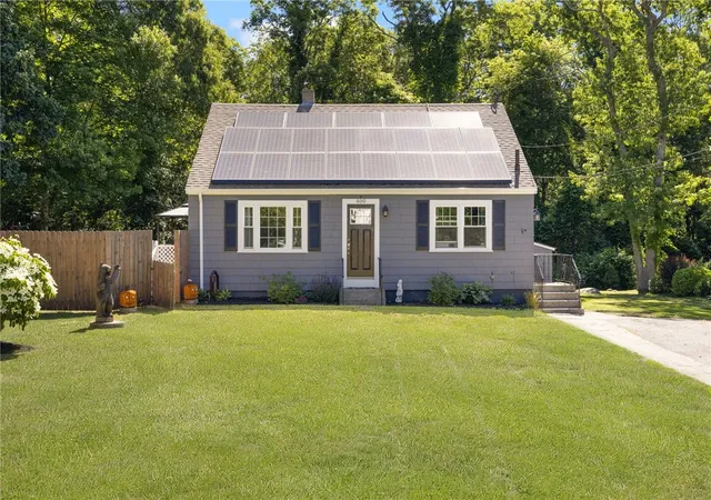Homes for sale in Tiverton, RI | 400 Crandall Rd, Tiverton, RI 02878 | MLS# 1415231