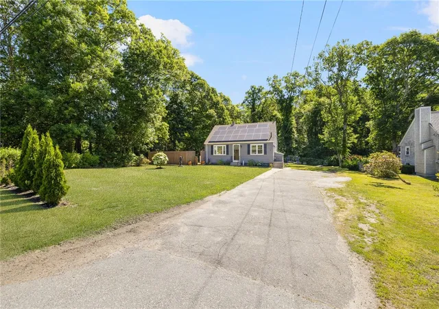 Homes for sale in Tiverton, RI | 400 Crandall Rd, Tiverton, RI 02878 | MLS# 1415231