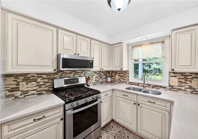 Homes for sale in North Providence, RI | 143 Oak Park Dr, North Providence, RI 02904 | MLS# 1415219