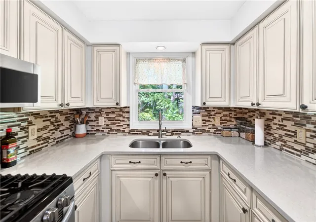 Homes for sale in North Providence, RI | 143 Oak Park Dr, North Providence, RI 02904 | MLS# 1415219