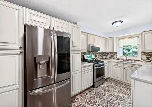 Homes for sale in North Providence, RI | 143 Oak Park Dr, North Providence, RI 02904 | MLS# 1415219