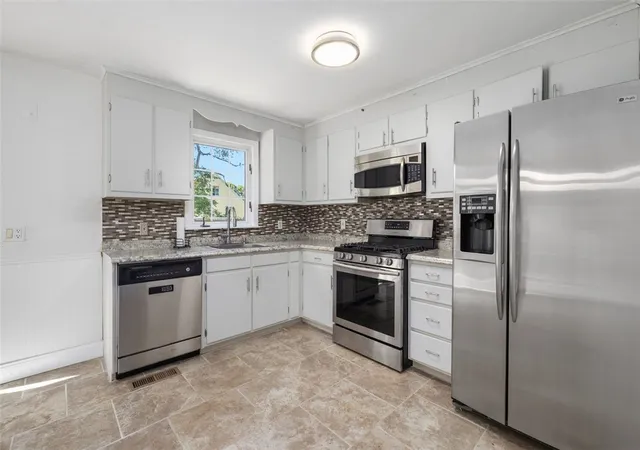 Homes for sale in Warren, RI | 37 Ridgeway Dr, Warren, RI 02885 | MLS# 1415694