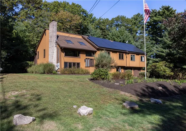 Homes for sale in North Kingstown, RI | 8 Robin Dr, North Kingstown, RI 02852 | MLS# 1415767