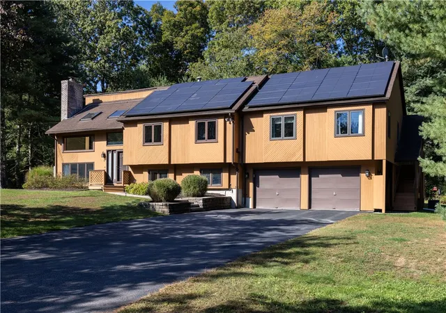 Homes for sale in North Kingstown, RI | 8 Robin Dr, North Kingstown, RI 02852 | MLS# 1415767