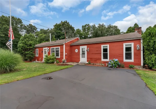 Homes for sale in Smithfield, RI | 3 Douglas Cir, Smithfield, RI 02828 | MLS# 1415780