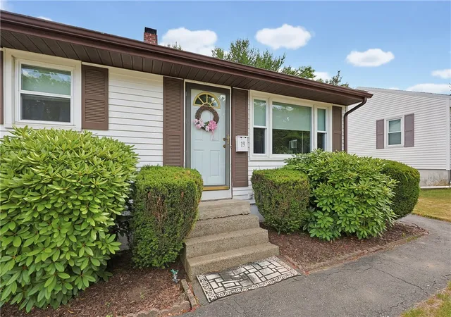 Homes for sale in West Warwick, RI | 19 Louise Dr, West Warwick, RI 02893 | MLS# 1415796