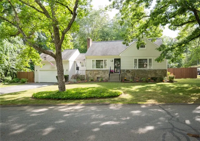 Homes for sale in North Smithfield, RI | 74 Follett St, North Smithfield, RI 02896 | MLS# 1415827