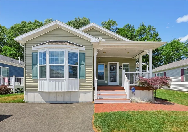 Homes for sale in Tiverton, RI | 65 Lark Ln, Tiverton, RI 02878 | MLS# 1415349