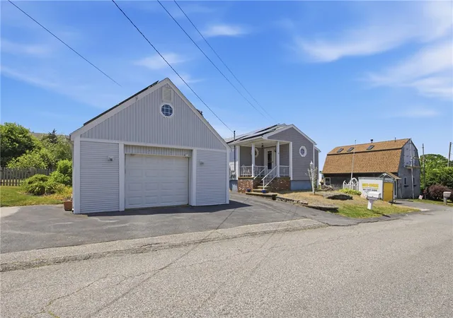 Homes for sale in Tiverton, RI | 201 Randolph Ave, Tiverton, RI 02878 | MLS# 1415678