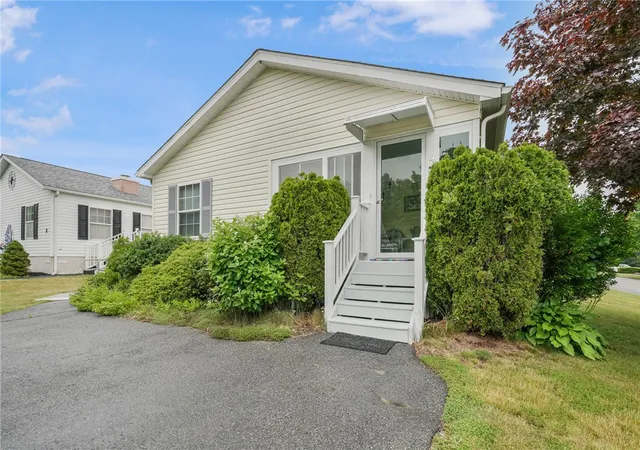 Homes for sale in Tiverton, RI | 4 Nightingale Ln, Tiverton, RI 02878 | MLS# 1416387