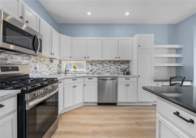 Homes for sale in Smithfield, RI | 20 Rimwood Dr, Smithfield, RI 02917 | MLS# 1416356