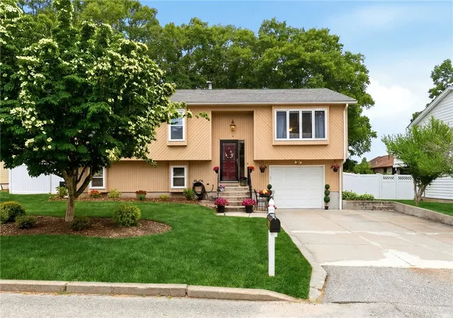 Homes for sale in Cranston, RI | 9 Daisy Ct, Cranston, RI 02920 | MLS# 1416327