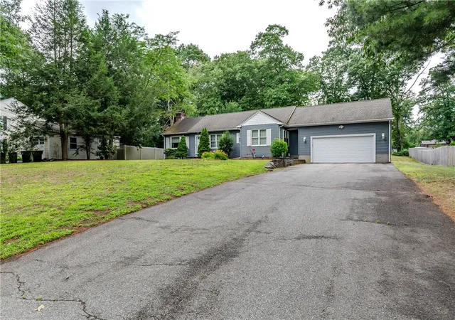 Homes for sale in Smithfield, RI | 11 Maplecrest Dr, Smithfield, RI 02828 | MLS# 1416652