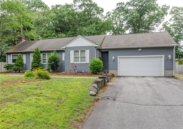 Homes for sale in Smithfield, RI | 11 Maplecrest Dr, Smithfield, RI 02828 | MLS# 1416652