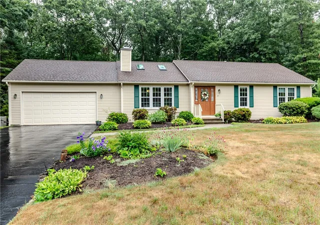 Homes for sale in Smithfield, RI | 27 Forestwood Dr, Smithfield, RI 02917 | MLS# 1416698