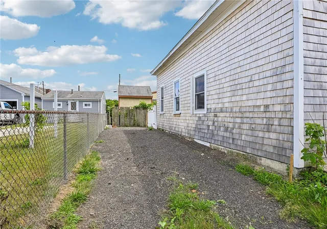 Homes for sale in Portsmouth, RI | 479 Park Ave, Portsmouth, RI 02871 | MLS# 1414993