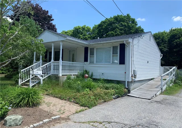 Homes for sale in Smithfield, RI | 40 Esmond St, Smithfield, RI 02917 | MLS# 1416817