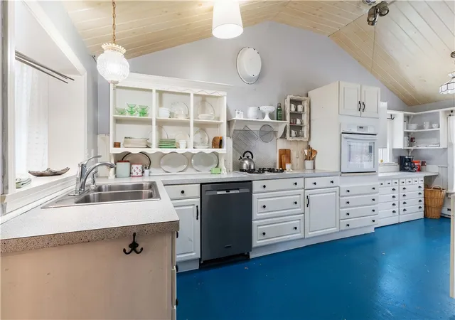 Photo 4 of Sale Pending at 30 Loring Rd, Bristol, RI 02809 | MLS# 1416728 | Listing updated on 2026-07-27