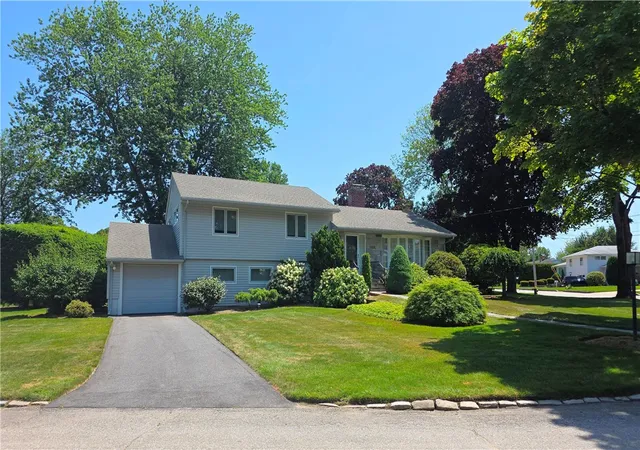 Homes for sale in Cranston, RI | 40 Russet Wy, Cranston, RI 02920 | MLS# 1417087
