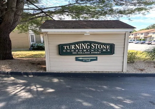 Homes for sale in Cranston, RI | 165 Holland St #4, Cranston, RI 02920 | MLS# 1417153