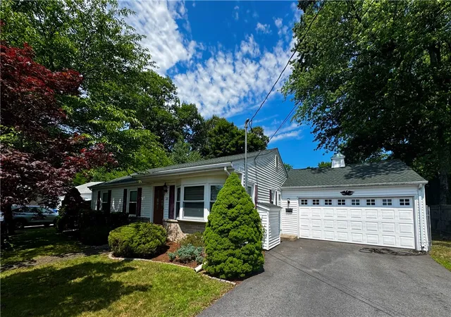 Homes for sale in Lincoln, RI | 23 Edendale Dr, Lincoln, RI 02865 | MLS# 1416088