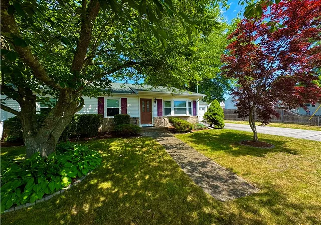 Homes for sale in Lincoln, RI | 23 Edendale Dr, Lincoln, RI 02865 | MLS# 1416088