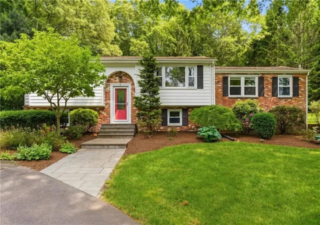 2nd image of 8 Ledgemont Dr, Lincoln, RI 02865 | MLS# 1417069