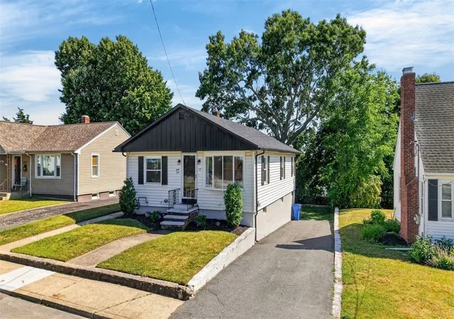 Homes for sale in Cranston, RI | 44 Cliff Ave, Cranston, RI 02920 | MLS# 1417150