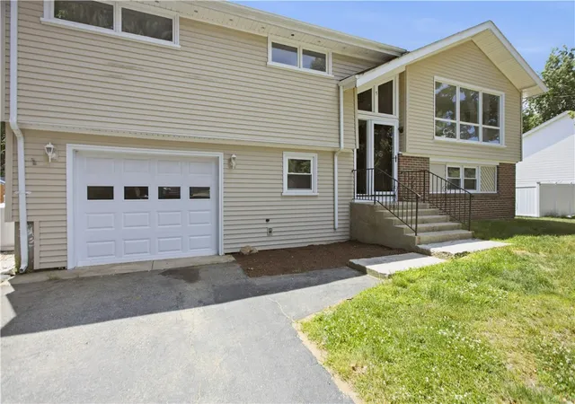 3rd image of 5 Baldwin Dr, Johnston, RI 02919 | MLS# 1417294