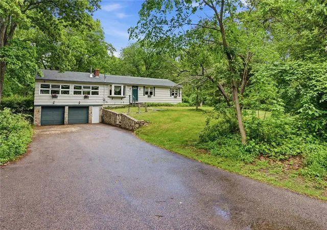 Homes for sale in Coventry, RI | 1556 Harkney Hil Rd, Coventry, RI 02816 | MLS# 1417417