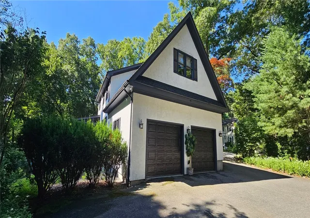 Homes for sale in Smithfield, RI | 14 Maplecrest Dr, Smithfield, RI 02828 | MLS# 1417250
