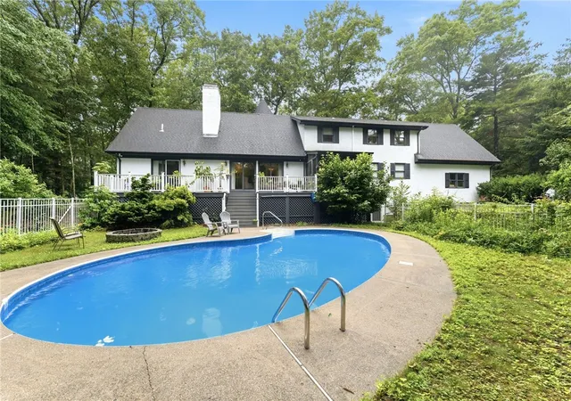 Homes for sale in Smithfield, RI | 14 Maplecrest Dr, Smithfield, RI 02828 | MLS# 1417250