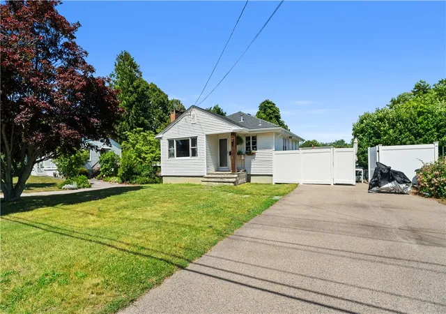 2nd image of 8 Longvue Ave, Westerly, RI 02891 | MLS# 1416874