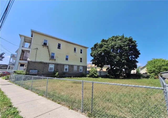 2nd image of 18 Magnolia St, Pawtucket, RI 02860 | MLS# 1417459