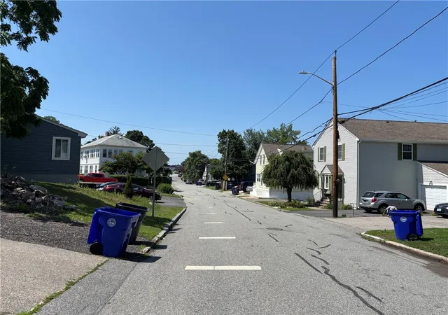 2nd image of 127 Sunbury St, Providence, RI 02908 | MLS# 1417471