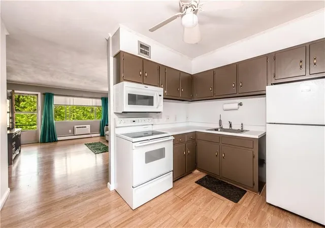 Homes for sale in Warwick, RI | 72 W Shore Rd #202, Warwick, RI 02889 | MLS# 1417553