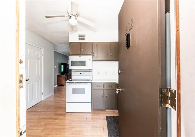 Homes for sale in Warwick, RI | 72 W Shore Rd #202, Warwick, RI 02889 | MLS# 1417553