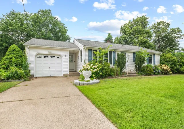 Homes for sale in West Warwick, RI | 12 Janet Dr, West Warwick, RI 02893 | MLS# 1417633