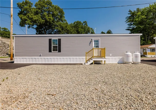 20th image of 1346 Newport Ave, Attleboro, MA 02703 | MLS# 1417506