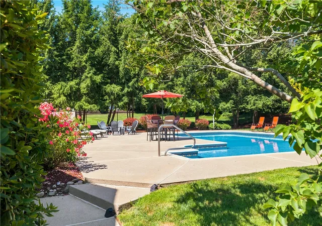 4th image of 4 Fieldside Dr, Cumberland, RI 02864 | MLS# 1417684