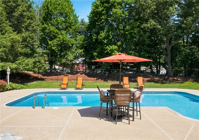 5th image of 4 Fieldside Dr, Cumberland, RI 02864 | MLS# 1417684