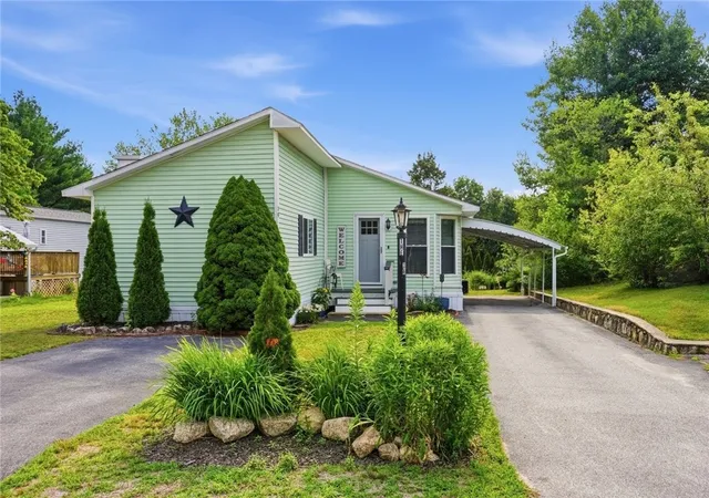 Homes for sale in Coventry, RI | 36 Cantaberry Ln, Coventry, RI 02816 | MLS# 1417538